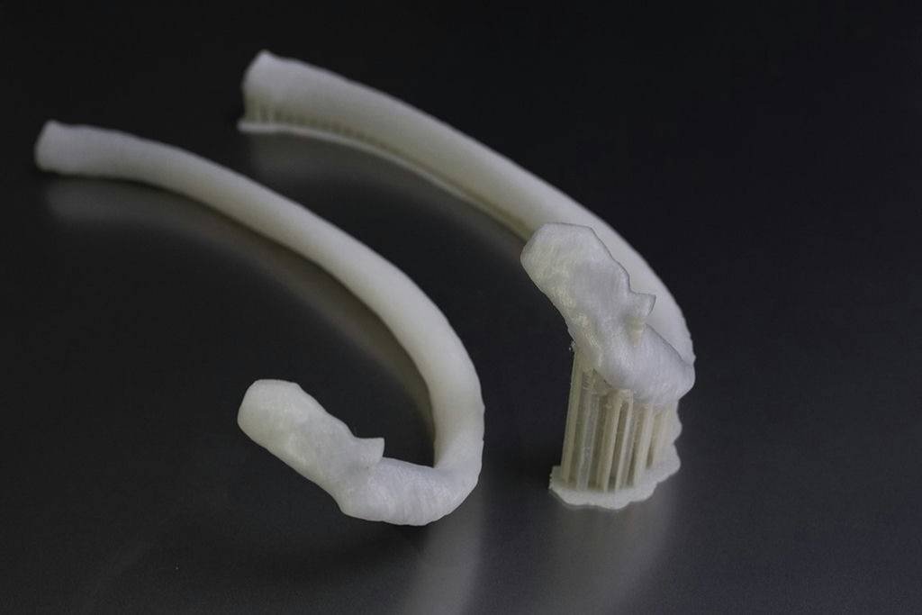 on the right side 3D printed rib with the support structures on the left side 3D printed rib after removing the support structures