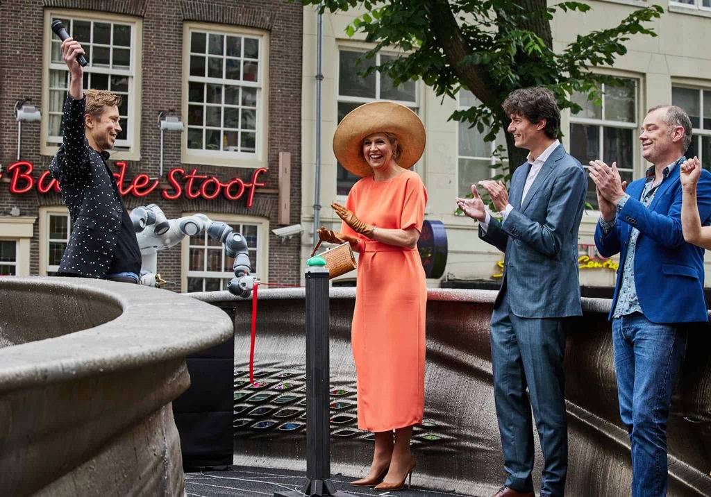 World’s first 3D-printed steel footbridge unveiled by Queen Máxima in Amsterdam