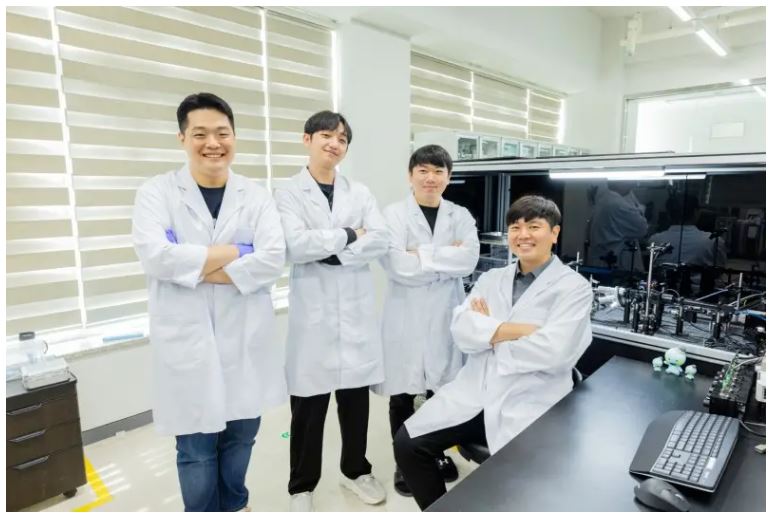 The research team at KERI including Dr. Jaeyeon Pyo right that developed nanoscale 3D printing technology to produce diffraction gratings for advanced displays. Source KERI