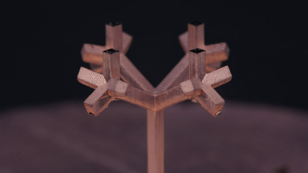 A 3D fractal tree antenna fabricated using charge programmed multi-material 3D printing (CPD). With high printing precision, simple process protocol and vast design freedom, CPD offers a universal platform for fabricating all types of lightweight antennas. (Image courtesy of the researchers)