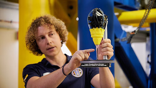 Marvin Raupert – an engineer on the project – pictured with a model demonstrating the 3D printing process., Credits: Leibniz University